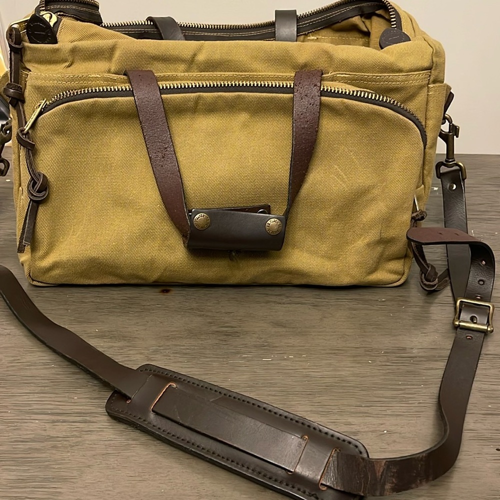 Gorgeous Filson Duffle bag side zipper pocket on each side.Sportsman EUC 16by10